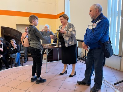 Starosta Węgorzewski dekorujący uczestnika turnieju.