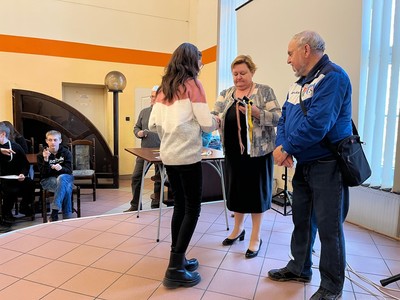 Starosta Węgorzewski dekorujący uczestniczkę turnieju.