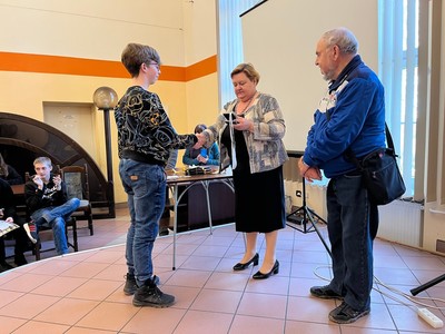 Starosta Węgorzewski dekorujący uczestnika turnieju.