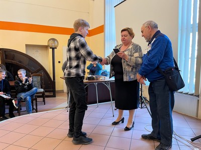 Starosta Węgorzewski dekorujący uczestnika turnieju.