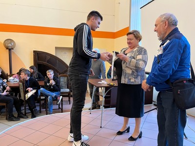 Starosta Węgorzewski dekorujący uczestnika turnieju.