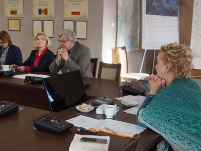 uczestnicy spotkania prowadzą dyskusję przy stole w sali konferencyjnej