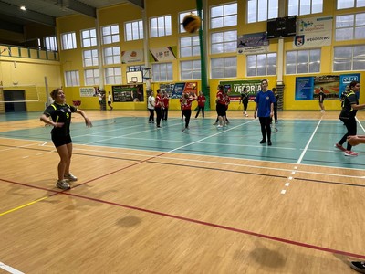 młodzież na boisku podczas jednego z rozgrywanych meczy