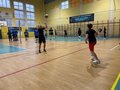młodzież na boisku podczas jednego z rozgrywanych meczy