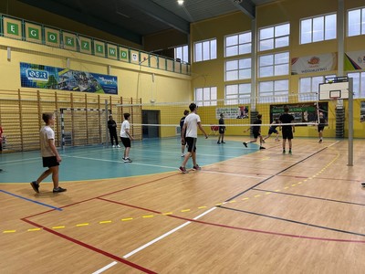 młodzież na boisku podczas jednego z rozgrywanych meczy