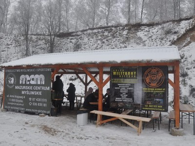 uczestnicy wydarzenia pod wiatą