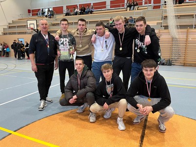 zdjęcie grupowe zawodników z ZSZ w Węgorzewie