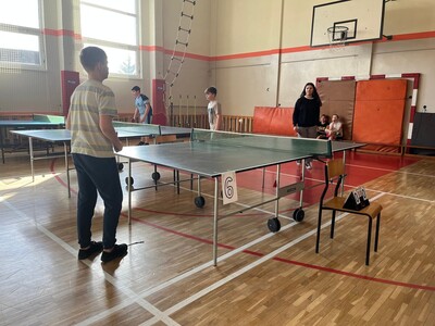 uczestnicy zawodów podczas rozgrywek gry w tenisa stołowego 