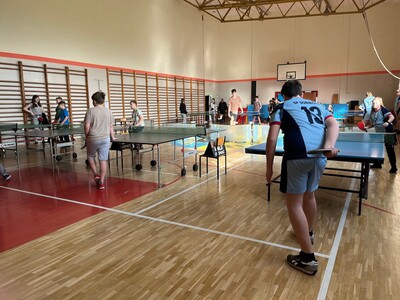 uczestnicy zawodów podczas rozgrywek gry w tenisa stołowego 