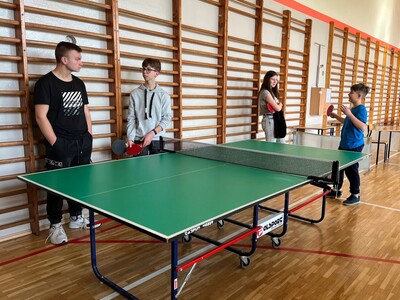 uczestnicy zawodów podczas rozgrywek gry w tenisa stołowego 