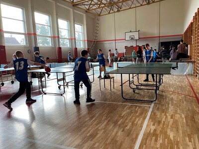 uczestnicy zawodów podczas rozgrywek gry w tenisa stołowego 