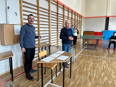 oficjalne rozpoczęcie zawodów - na zdjęciu widać 2 osoby - w tle sala gimnastyczna