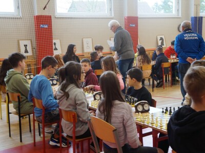 Uczestnicy podczas gry, pod czujnym okiem sędziego
