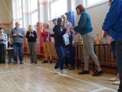 Na zdjęciu przedstawiciel powiatu wręczająca puchar uczestniczce zawodów