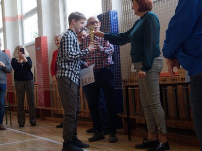 Na zdjęciu uczestnik odbierający dyplom oraz puchar