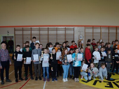 Zdjęcie grupowe zawodników po wręczeniu nagród