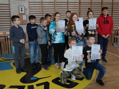 Zdjęcie uczestników po wręczeniu pucharów oraz dyplomów 