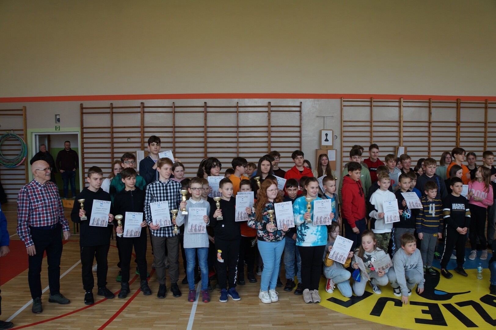 Zdjęcie grupowe zawodników po wręczeniu nagród