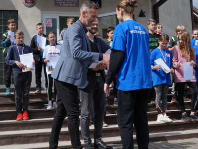 Uroczyste wręczenie medali oraz dyplomów przez Wicestarostę oraz Dyrektora Szkoły Podstawowej w Sobiechach
