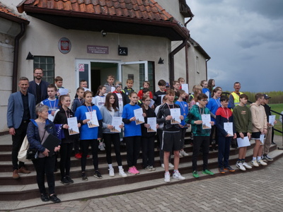 Zdjęcie grupowe zwycięzców w biegach