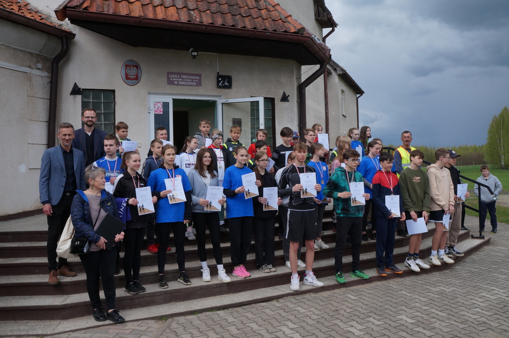 Zdjęcie grupowe zwycięzców w biegach