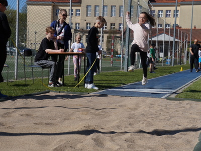
Na zdjęciu zawodniczka podczas skoku w dal
