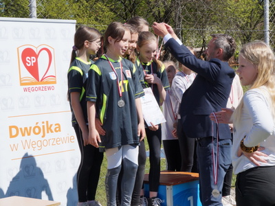 Wicestarosta wręczający medale zwycięzcom 