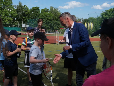 Wicestarosta Mariusz Fatyga wręczający zwycięzcy puchar