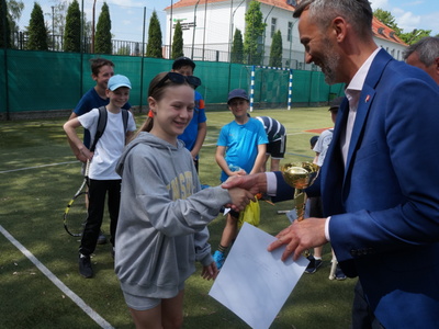 Wicestarosta Mariusz Fatyga gratulujący zwyciężczyni 