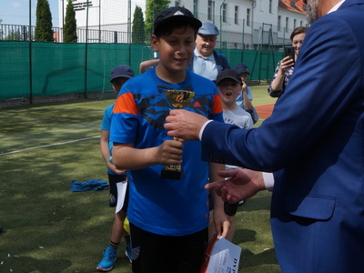 Wicestarosta Mariusz Fatyga wręczający puchar zwycięzcy