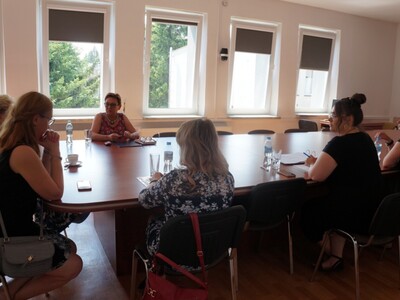 uczestnicy spotkania siedzą przy stole w Sali konferencyjnej Starostwa Powiatowego w Węgorzewie