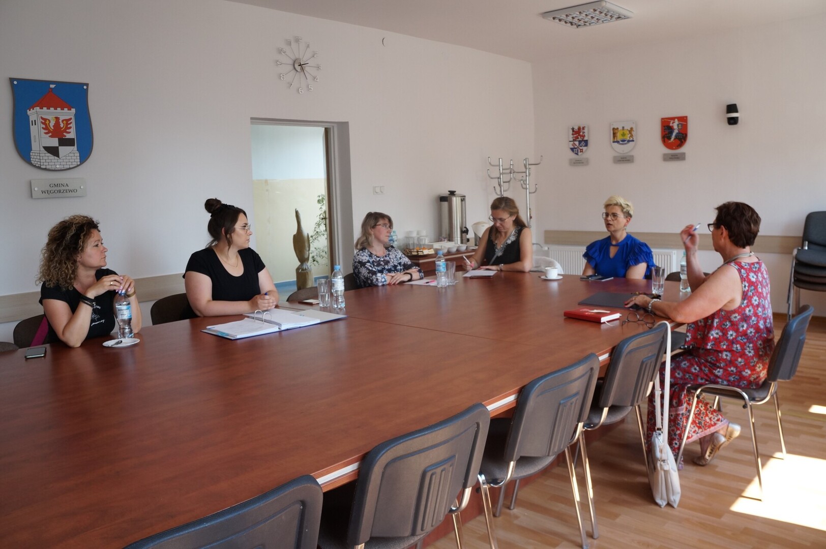 uczestnicy spotkania siedzą przy stole w Sali konferencyjnej Starostwa Powiatowego w Węgorzewie