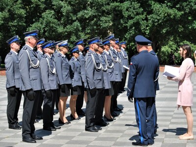 Komendant Wojewódzki Policji w Olsztynie nadinsp. Tomasz KLIMEK wręczający awanse