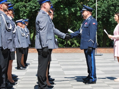 Komendant Wojewódzki Policji w Olsztynie wraz z Komendantem Powiatowej Policji w Węgorzewie wręczający awanse