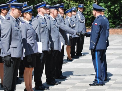 Komendant Wojewódzki Policji w Olsztynie wraz z Komendantem Powiatowej Policji w Węgorzewie wręczający awanse