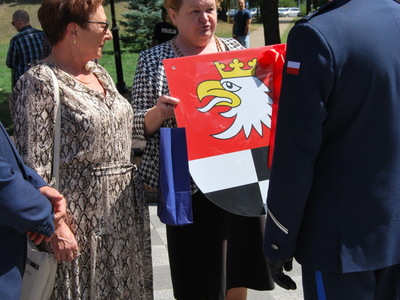 Starosta wraz z Przewodniczącą Rady Powiatu wręczające herb Powiatu Węgorzewskiego
