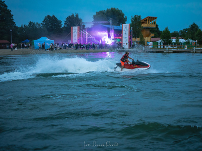 mamry festiwal 2023 - skuter wodny w tle scena