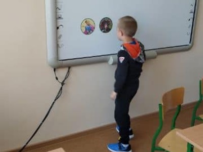 uczestnik projektu stoi przy tablicy 