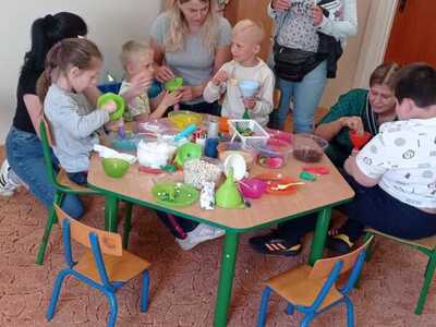 uczestnicy projektu podczas wykonywania zadań  realizowanych w ramach projektu