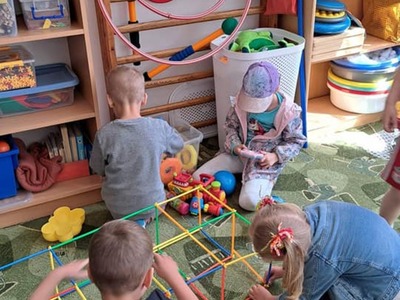 uczestnicy projektu podczas wykonywania zadań  realizowanych w ramach projektu