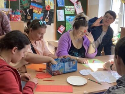 dzieci aktywnie uczestniczą w jednej z zabawy realizowanych w ramach projektu - uczestnicy siedzą przy stole