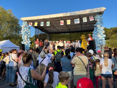 uczestnicy pikniku pod sceną