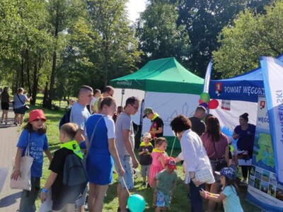 na zdjęciu uczestnicy pikniku przed namiotem promocyjnym Powiatu Węgorzewskiego