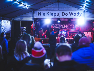 Zdjęcie przedstawiające widownie w tle scena