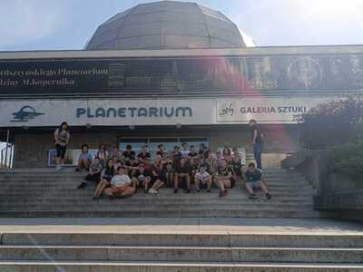 Uczestnicy wycieczki przed Planetarium