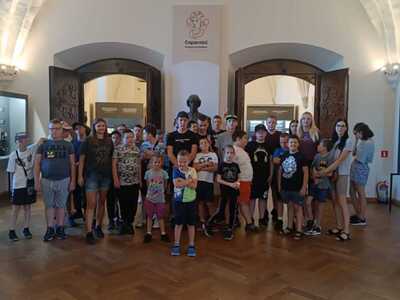 Uczestnicy wycieczki w Muzeum Warmii i Mazur na olsztyńskim zamku