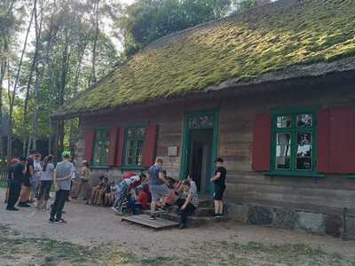 Uczestnicy wycieczki w Parku Etnograficznego w Muzeum Budownictwa Ludowego w Olsztynku