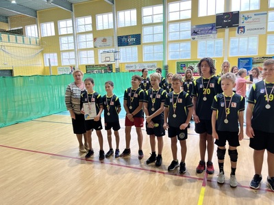na zdjęciu drużyna z SP nr 2 w Węgorzewie wraz ze Starostą Powiatu Węgorzewskiego