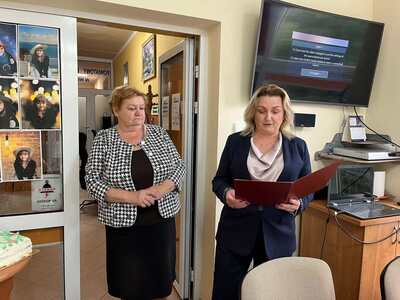 Od lewej Starosta Marzenna Supranowicz obok Dyrektor PCPR w Węgorzewie w tle korytarz 