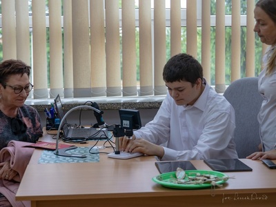  na zdjęciu uczeń SOSW w Węgorzewie podczas doświadczenia po jego lewej stronie przewodnicząca Rady Powiatu Halina Faj 